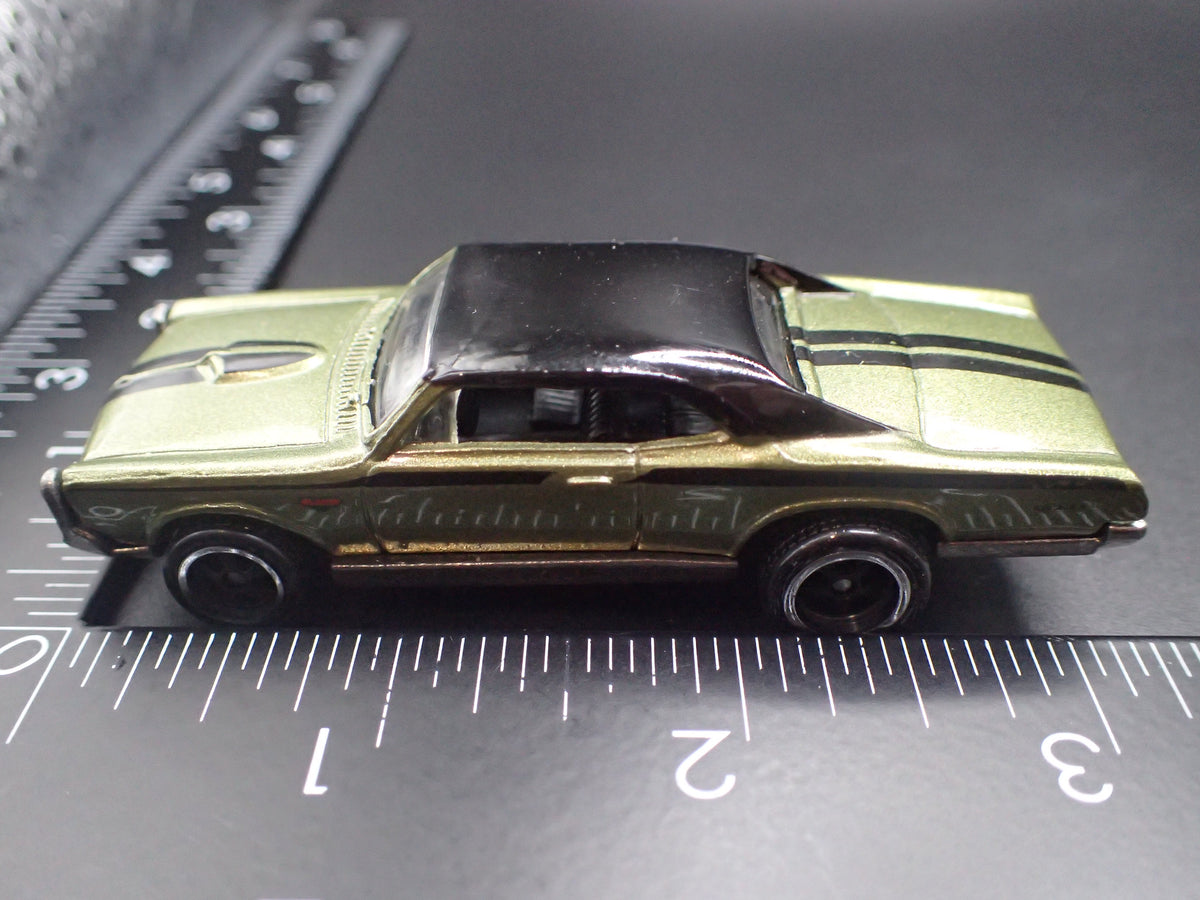 1967 67 PONTIAC GTO GREEN 1:64 SCALE COLLECTIBLE DIORAMA DIECAST MODEL CAR