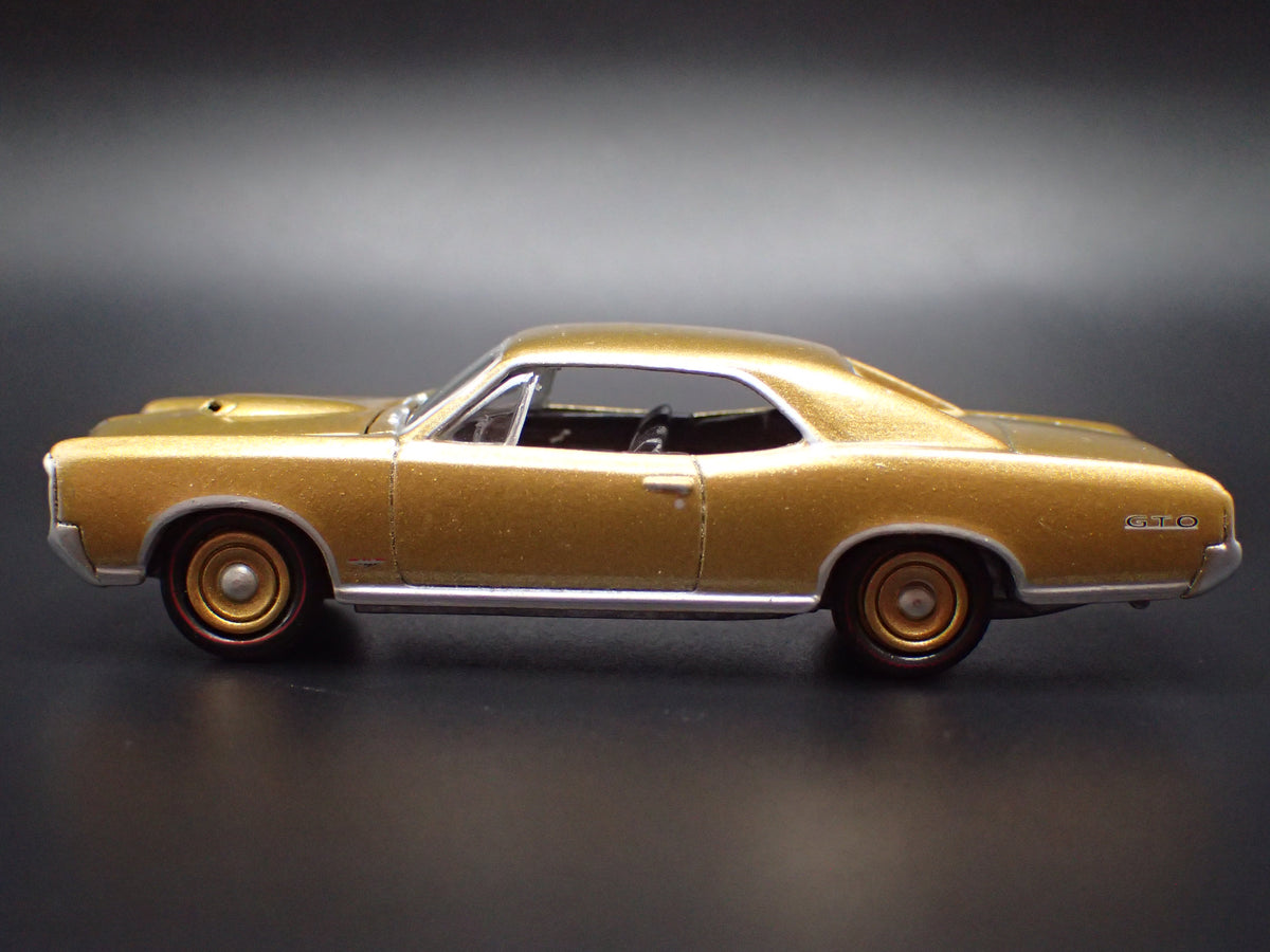1966 66 PONTIAC GTO MUSCLE CAR GOLD 1/64 SCALE COLLECTIBLE DIECAST MODEL CAR