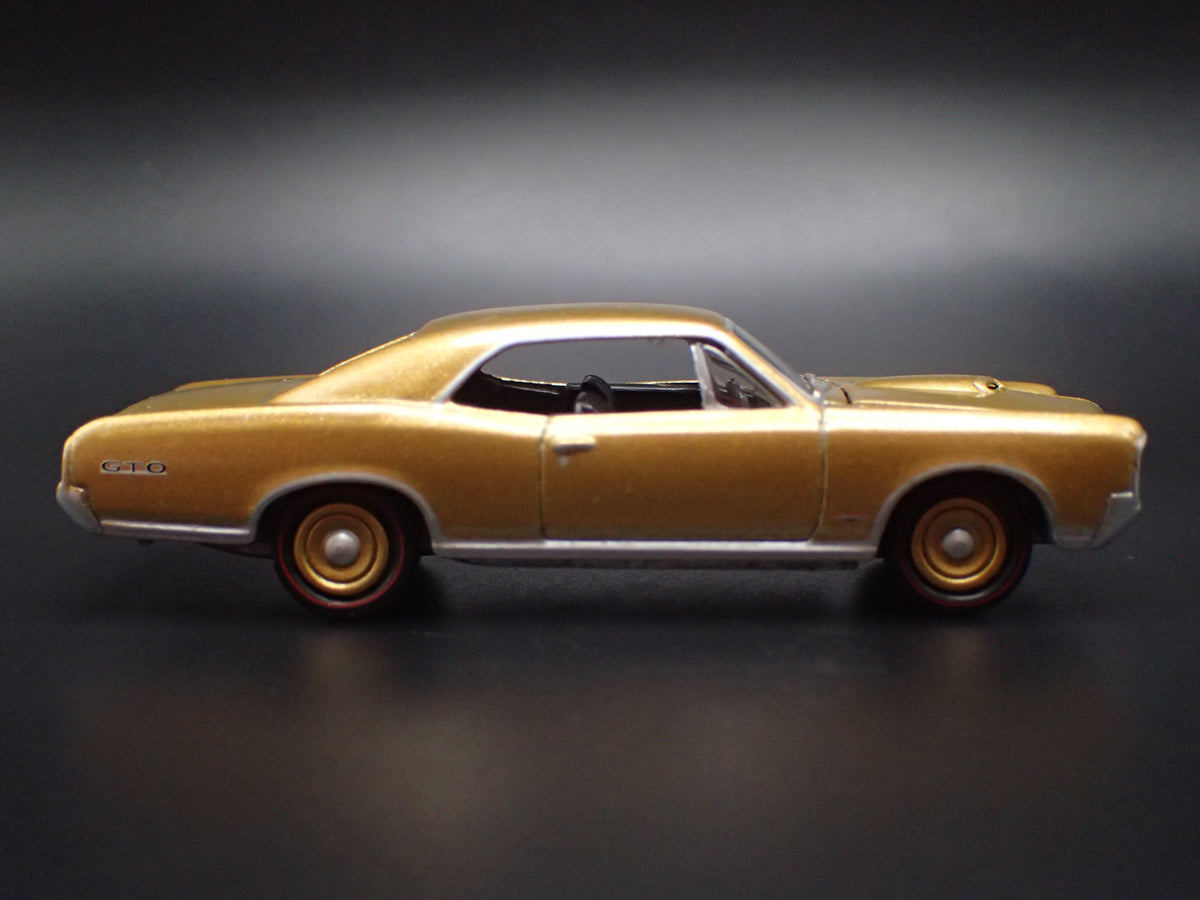 1966 66 PONTIAC GTO MUSCLE CAR GOLD 1/64 SCALE COLLECTIBLE DIECAST MODEL CAR