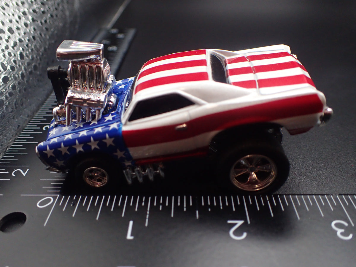 1966 66 PONTIAC GTO USA FLAG 1:64 SCALE COLLECTIBLE DIORAMA DIECAST MODEL CAR