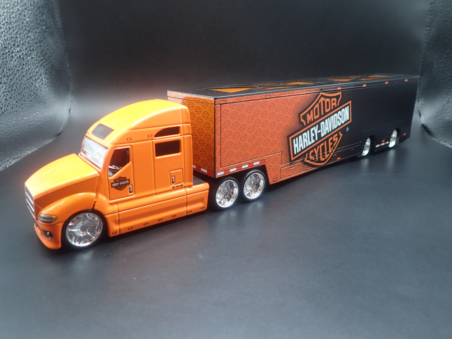 HARLEY DAVIDSON CUSTOM TRANSPORTER HAULER TRAILER 1:64 SCALE MODEL SET