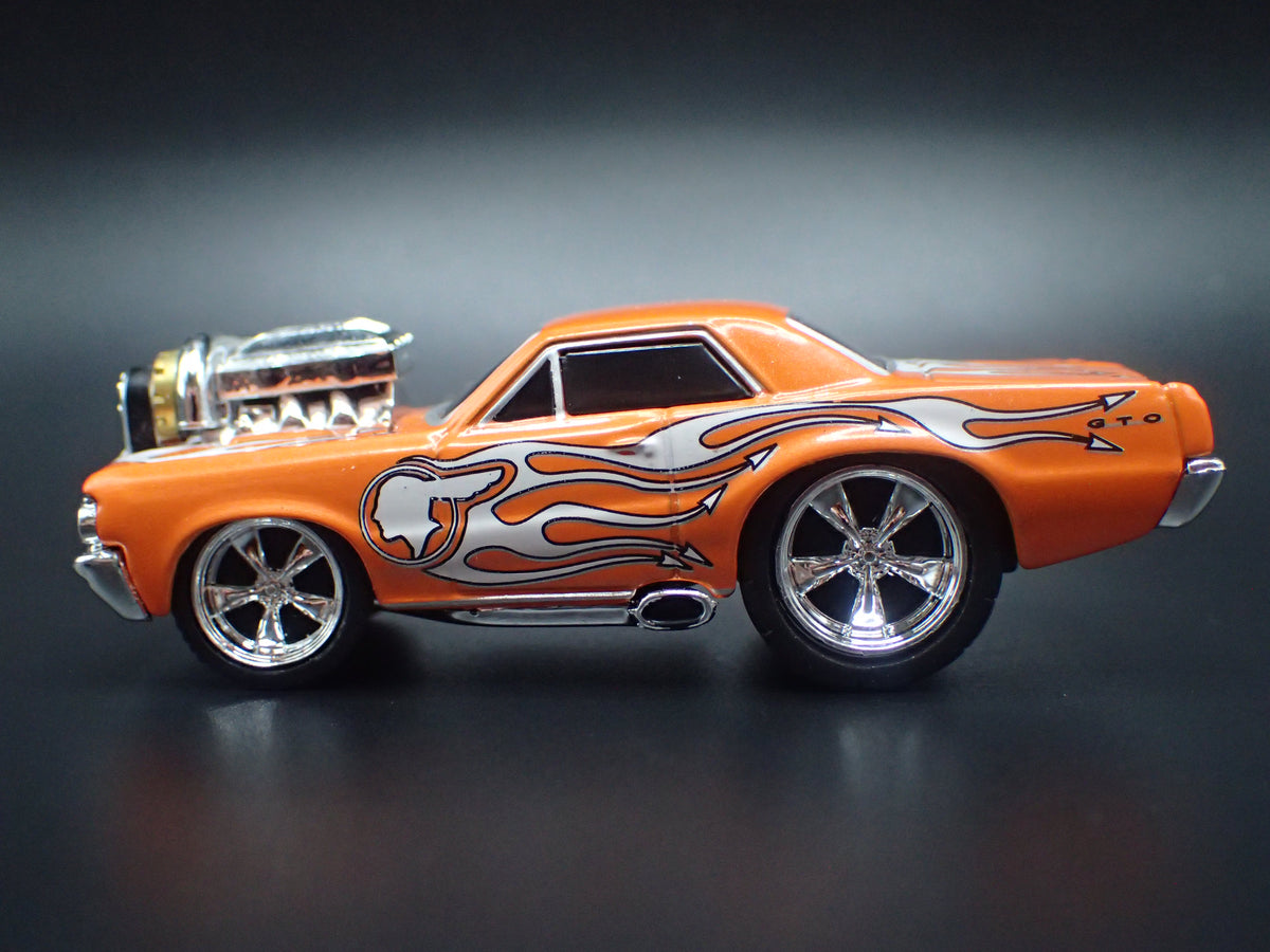 1965 65 PONTIAC GTO ORANGE 1/64 SCALE COLLECTIBLE DIORAMA DIECAST MODEL CAR