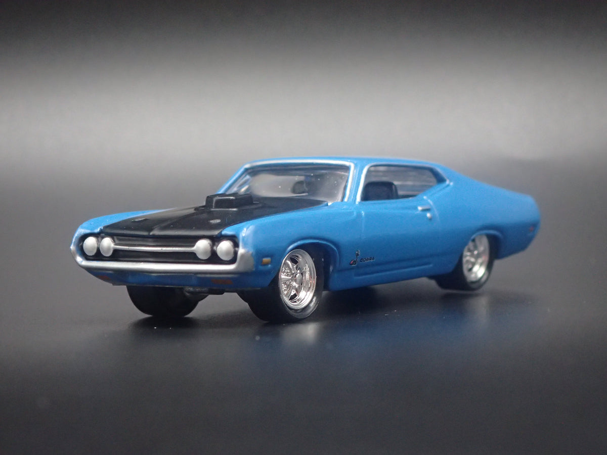 1970 70 FORD TORINO GT BLUE 1:64 SCALE COLLECTIBLE DIORAMA DIECAST MODEL CAR