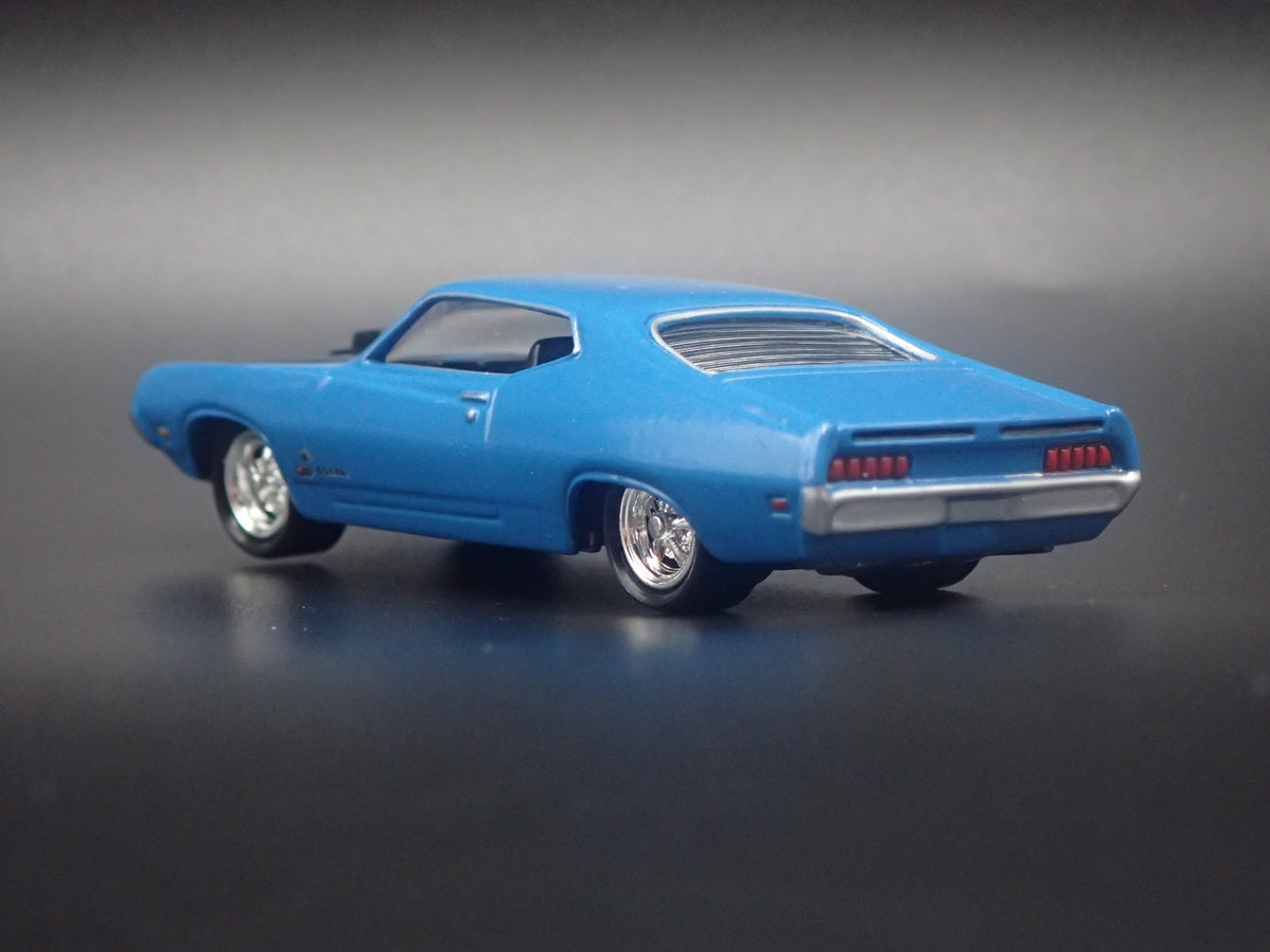 1970 70 FORD TORINO GT BLUE 1:64 SCALE COLLECTIBLE DIORAMA DIECAST MODEL CAR