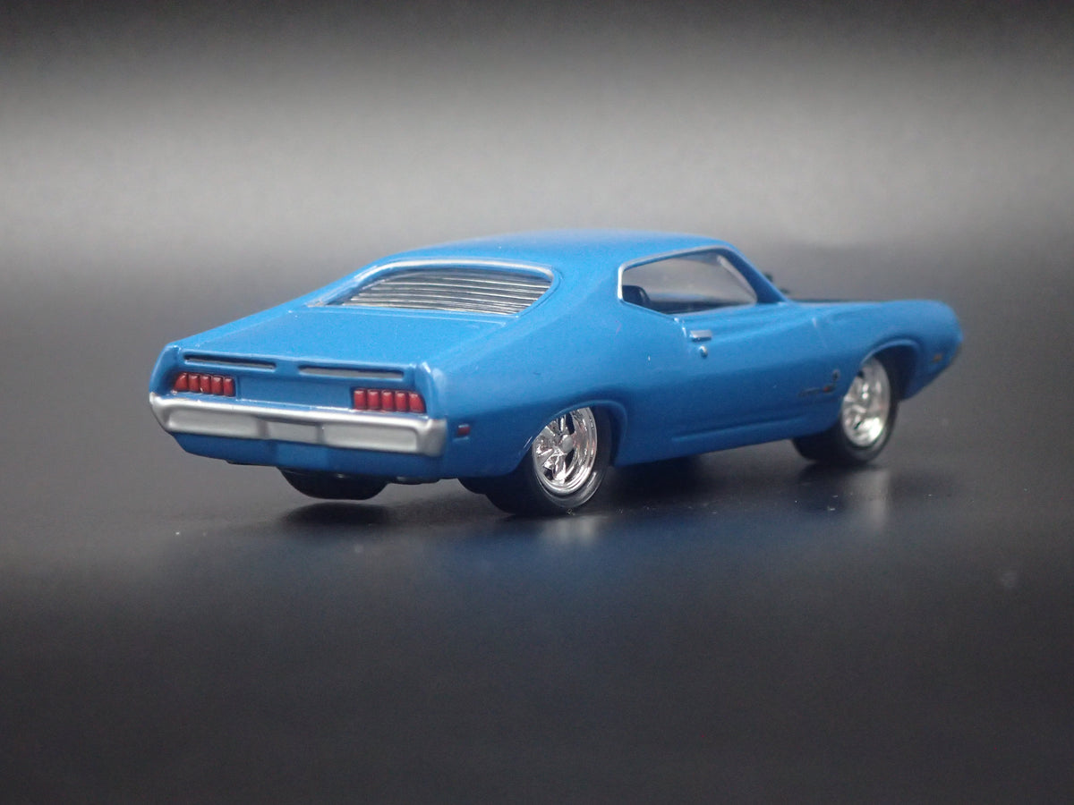 1970 70 FORD TORINO GT BLUE 1:64 SCALE COLLECTIBLE DIORAMA DIECAST MODEL CAR