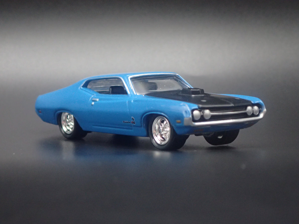 1970 70 FORD TORINO GT BLUE 1:64 SCALE COLLECTIBLE DIORAMA DIECAST MODEL CAR