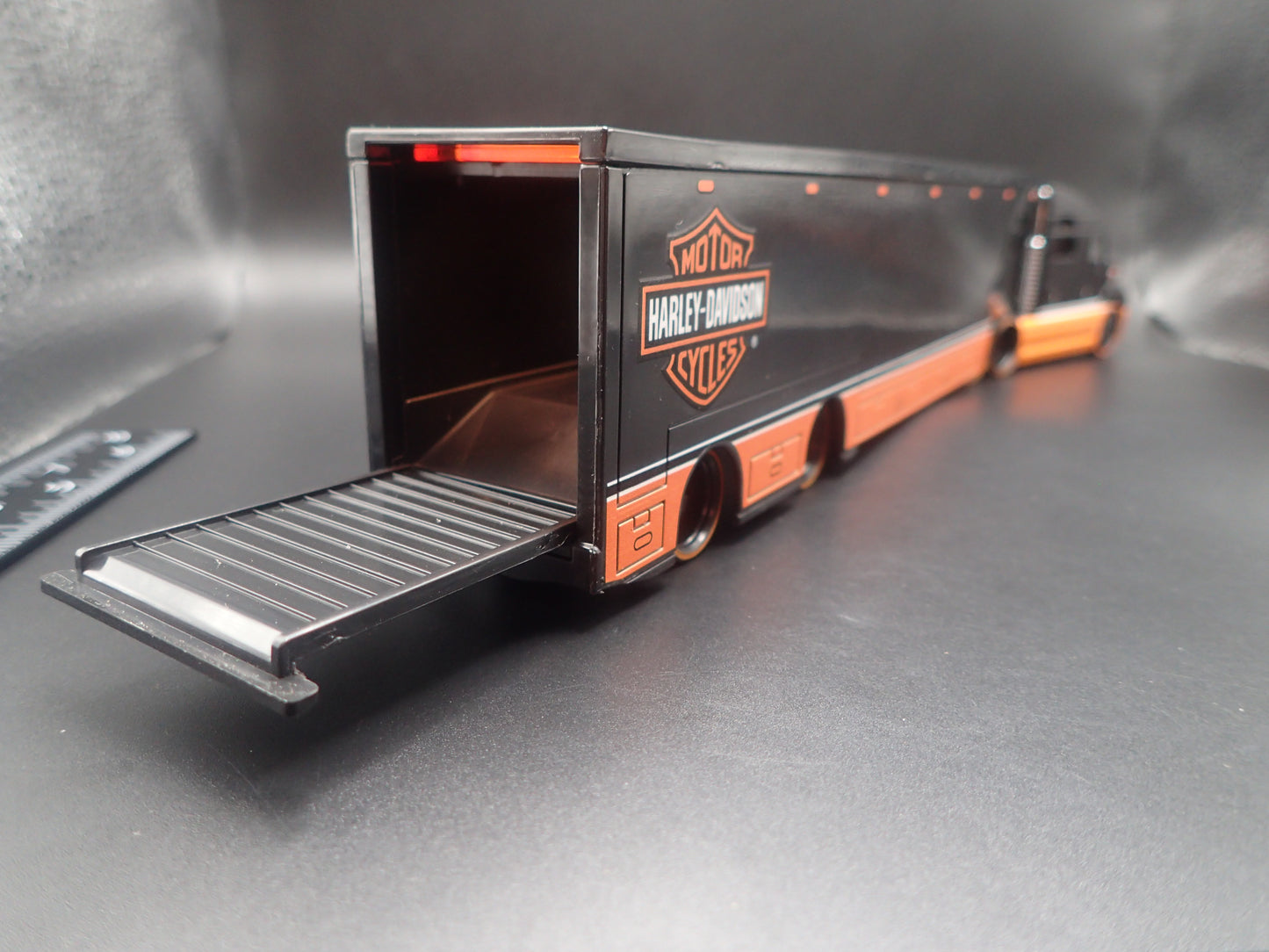 HARLEY DAVIDSON CUSTOM TRANSPORTER HAULER TRAILER 1:64 SCALE MODEL SET