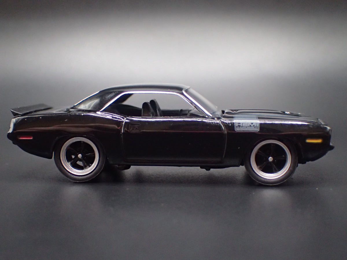 1970 70 PLYMOUTH HEMI CUDA BLACK 1:64 SCALE COLLECTIBLE DIORAMA DIECAST MODEL CAR