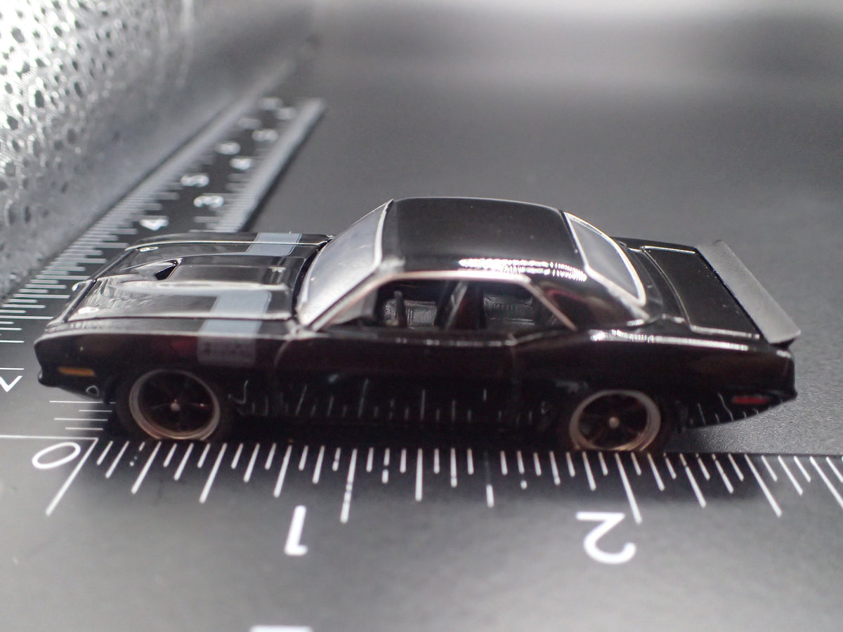 1970 70 PLYMOUTH HEMI CUDA BLACK 1:64 SCALE COLLECTIBLE DIORAMA DIECAST MODEL CAR