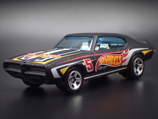 1969 69 PONTIAC GTO BLACK 1:64 SCALE COLLECTIBLE DIORAMA DIECAST MODEL CAR-Burning Rubber Toy Company