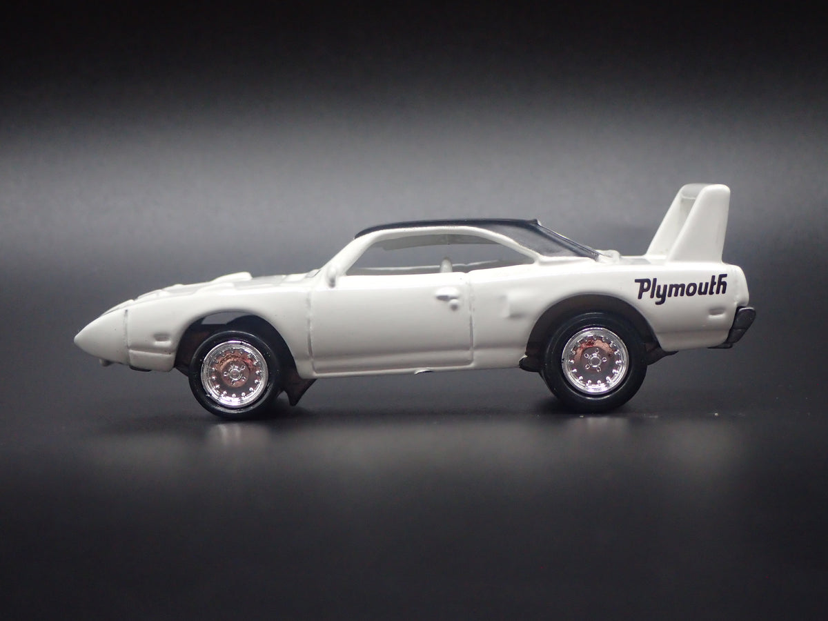 1970 70 PLYMOUTH SUPERBIRD WHITE 1:64 SCALE COLLECTIBLE DIORAMA DIECAST MODEL CAR