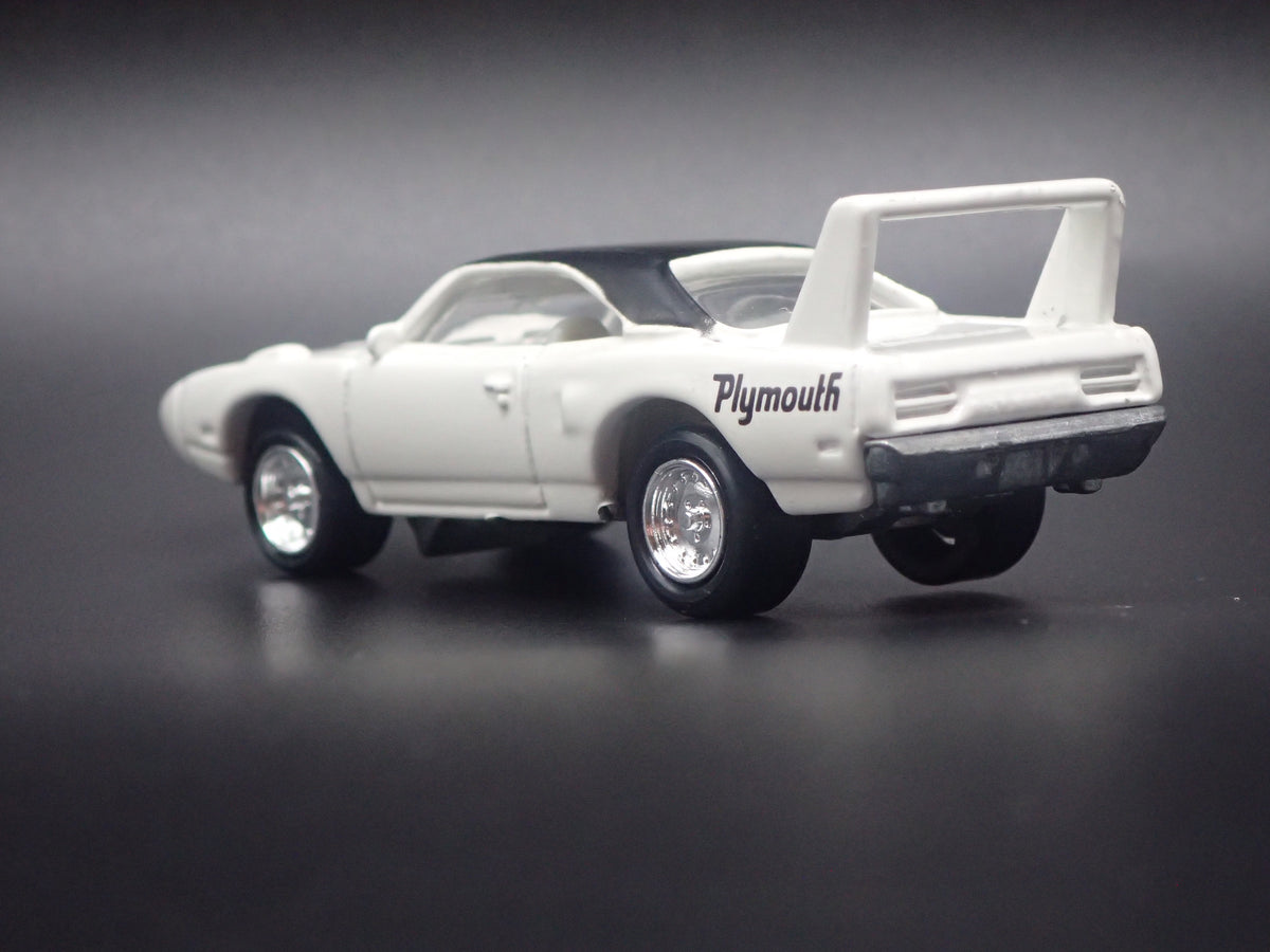 1970 70 PLYMOUTH SUPERBIRD WHITE 1:64 SCALE COLLECTIBLE DIORAMA DIECAST MODEL CAR
