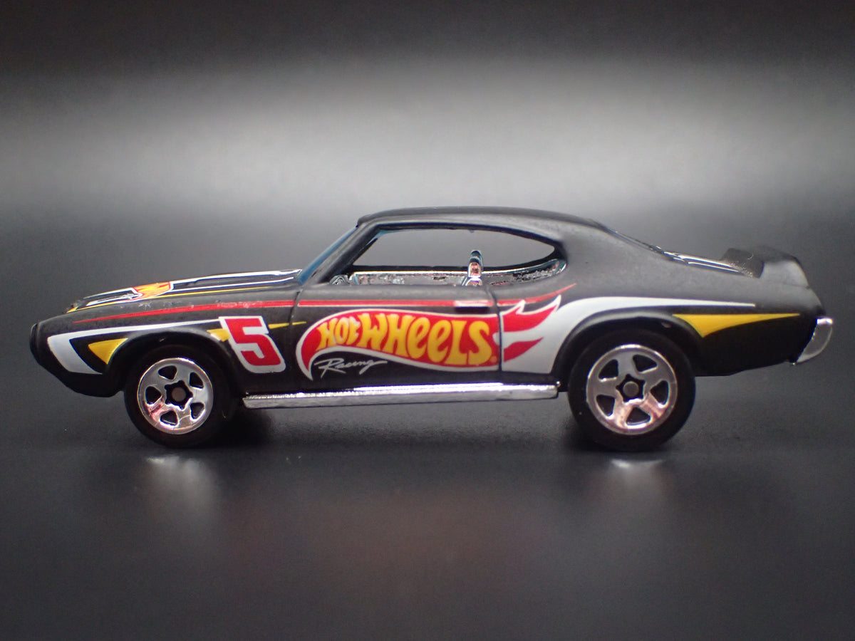 1969 69 PONTIAC GTO BLACK 1:64 SCALE COLLECTIBLE DIORAMA DIECAST MODEL CAR-Burning Rubber Toy Company