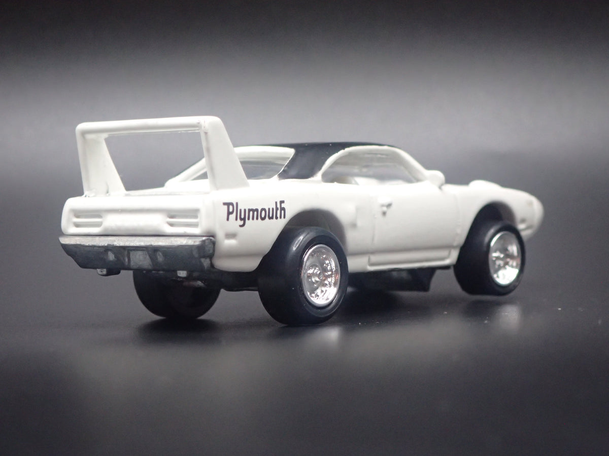 1970 70 PLYMOUTH SUPERBIRD WHITE 1:64 SCALE COLLECTIBLE DIORAMA DIECAST MODEL CAR