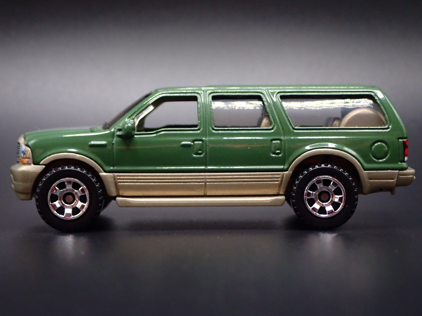 2000-2005 FORD EXCURSION SUV 1/64 SCALE COLLECTIBLE DIORAMA DIECAST MODEL CAR