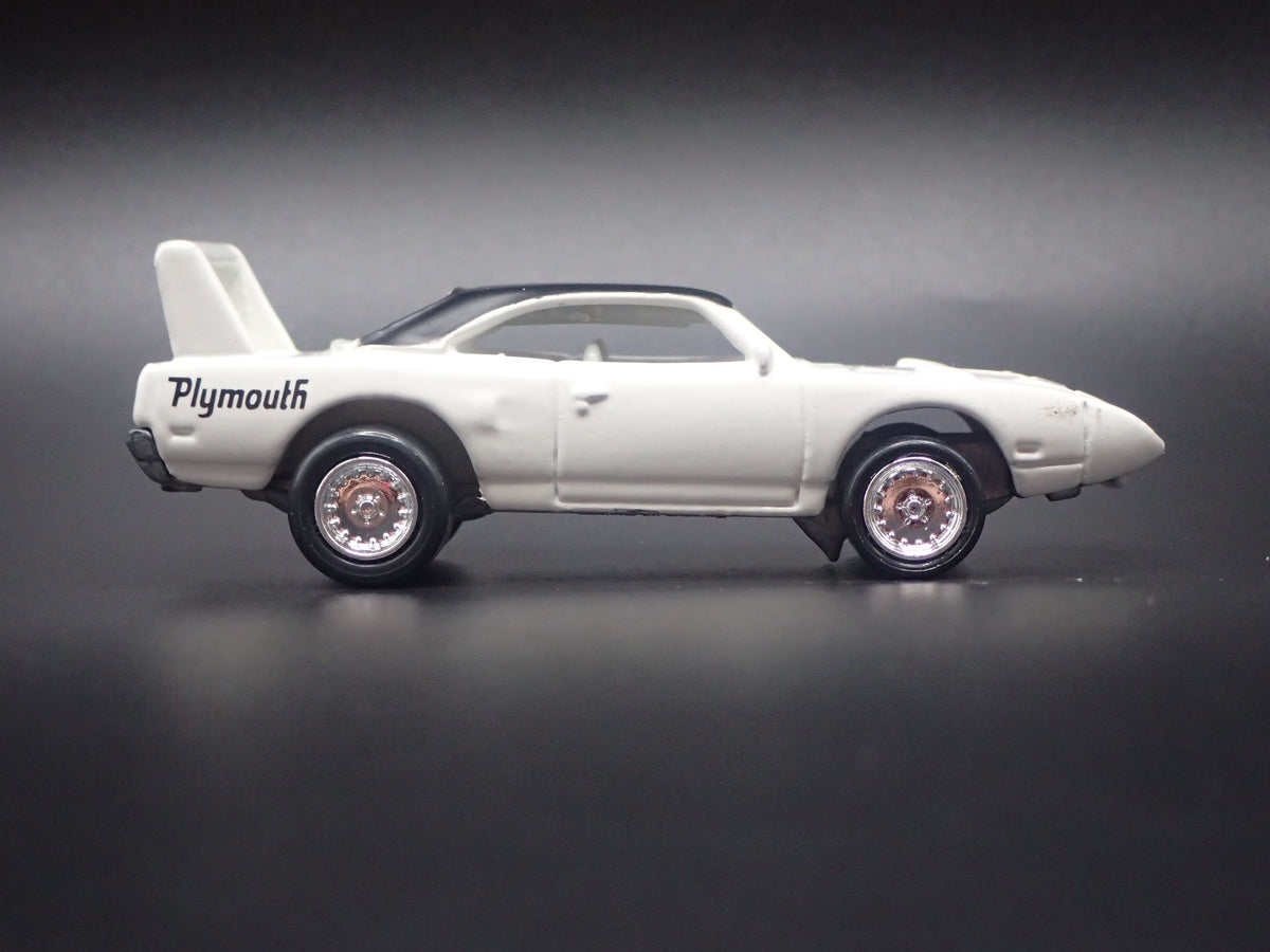 1970 70 PLYMOUTH SUPERBIRD WHITE 1:64 SCALE COLLECTIBLE DIORAMA DIECAST MODEL CAR