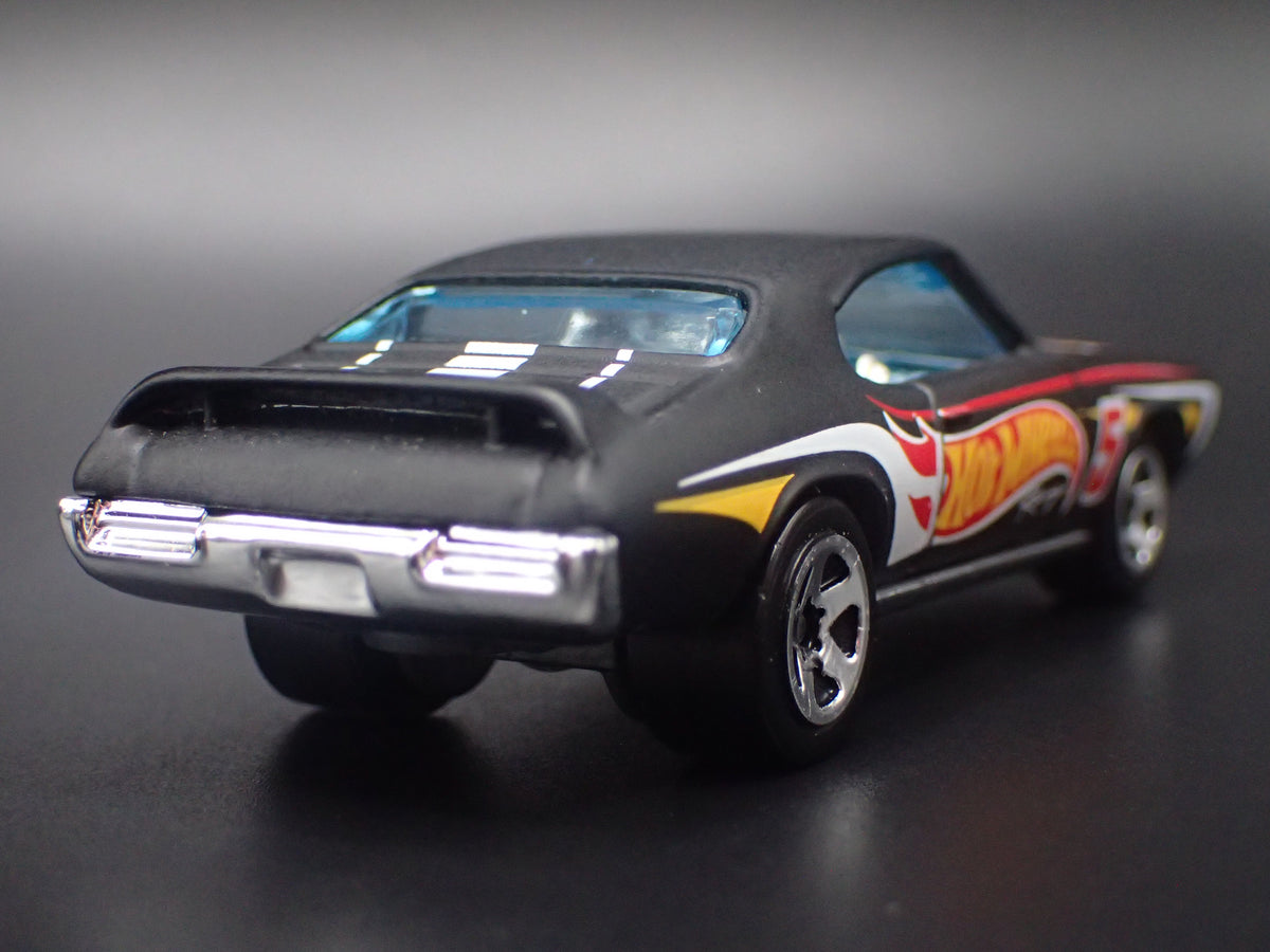 1969 69 PONTIAC GTO BLACK 1:64 SCALE COLLECTIBLE DIORAMA DIECAST MODEL CAR-Burning Rubber Toy Company