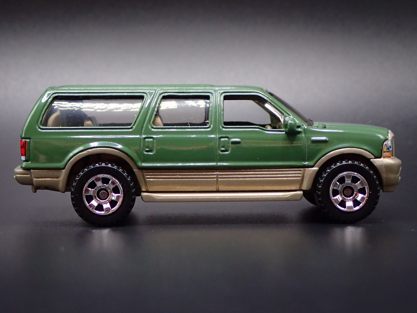 2000-2005 FORD EXCURSION SUV 1/64 SCALE COLLECTIBLE DIORAMA DIECAST MODEL CAR