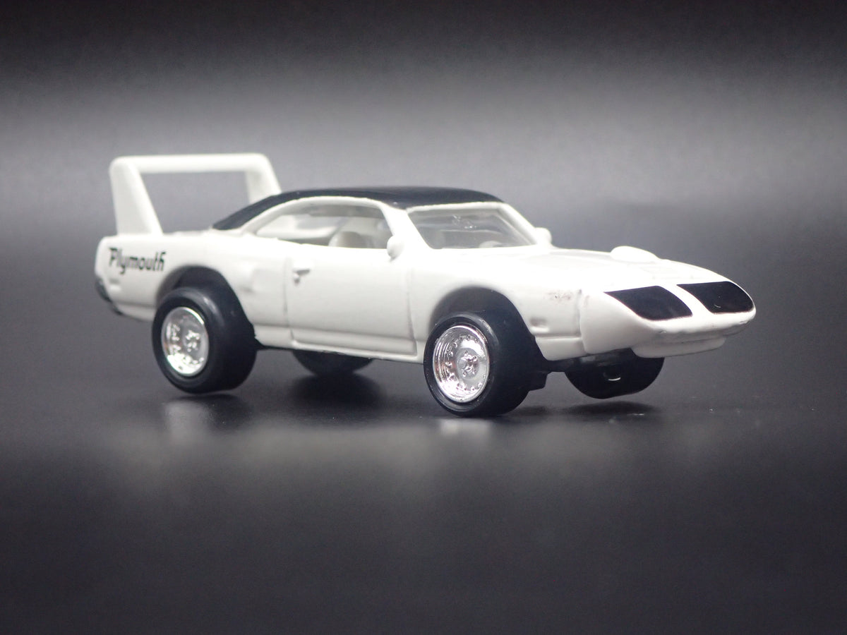 1970 70 PLYMOUTH SUPERBIRD WHITE 1:64 SCALE COLLECTIBLE DIORAMA DIECAST MODEL CAR