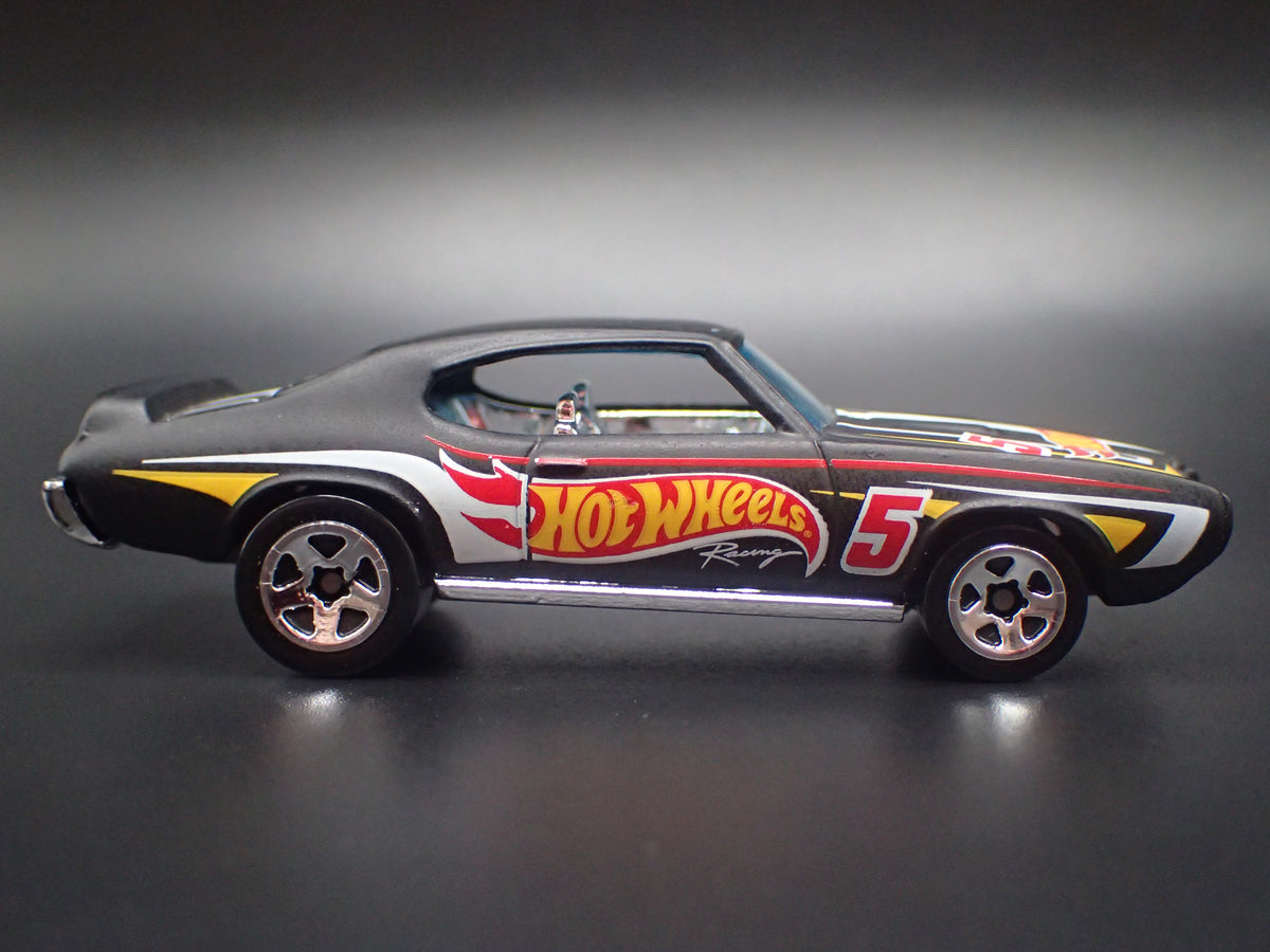 1969 69 PONTIAC GTO BLACK 1:64 SCALE COLLECTIBLE DIORAMA DIECAST MODEL CAR-Burning Rubber Toy Company