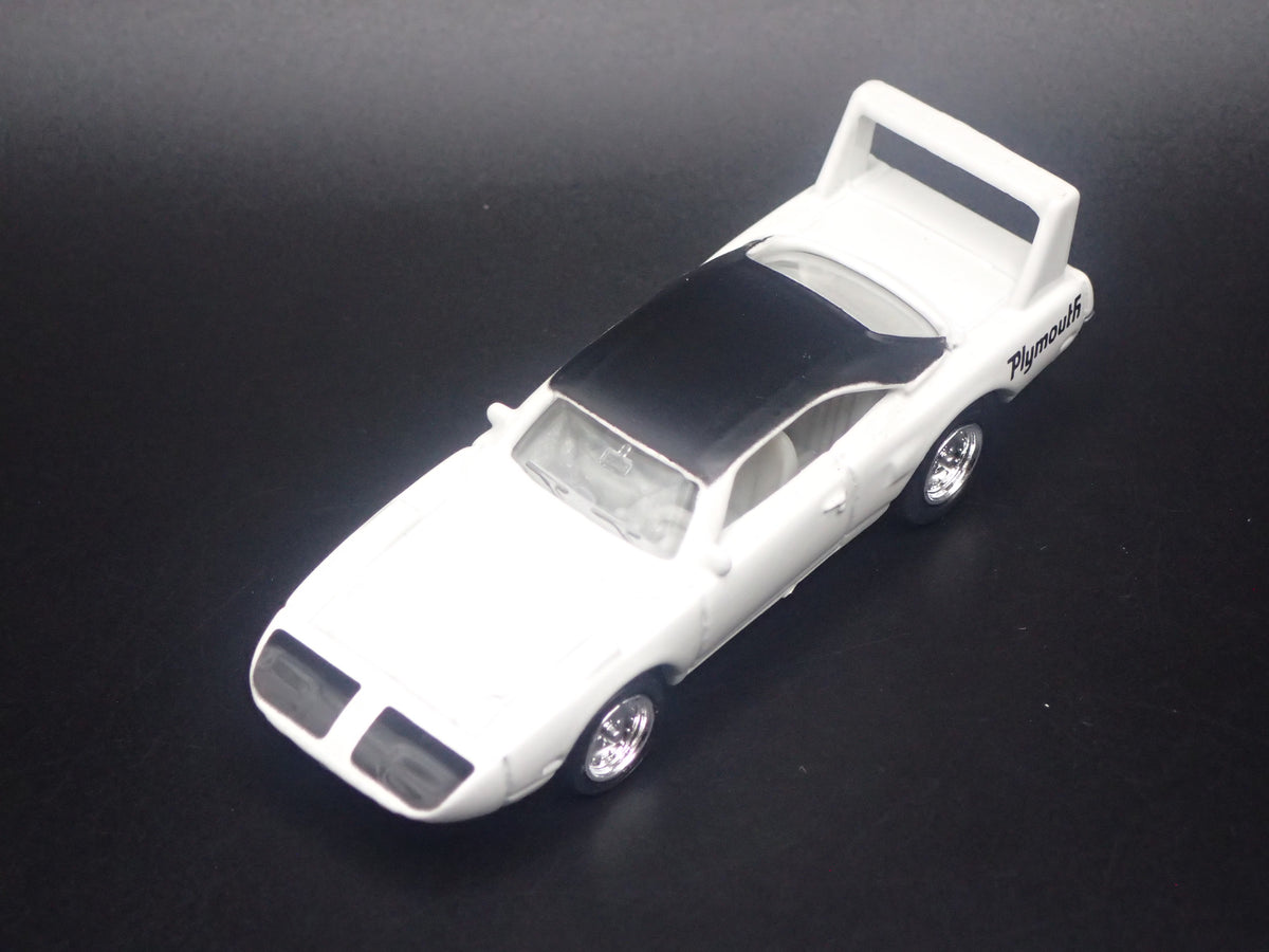 1970 70 PLYMOUTH SUPERBIRD WHITE 1:64 SCALE COLLECTIBLE DIORAMA DIECAST MODEL CAR