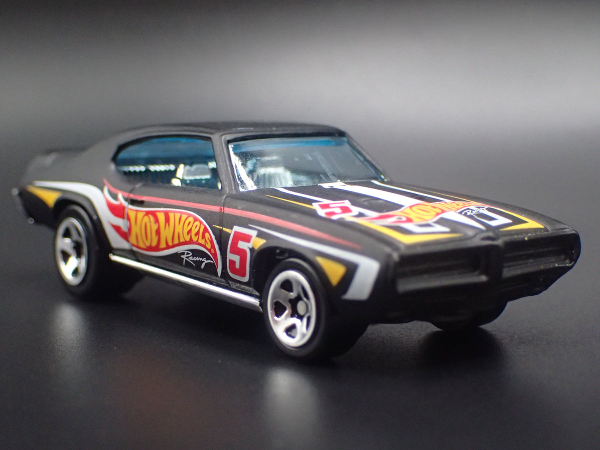 1969 69 PONTIAC GTO BLACK 1:64 SCALE COLLECTIBLE DIORAMA DIECAST MODEL CAR-Burning Rubber Toy Company