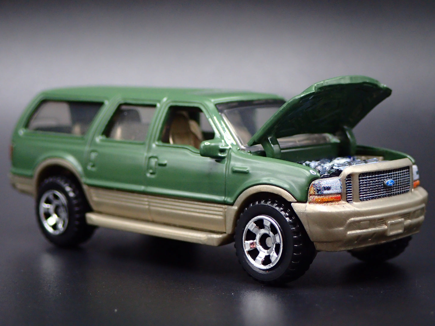 2000-2005 FORD EXCURSION SUV 1/64 SCALE COLLECTIBLE DIORAMA DIECAST MODEL CAR