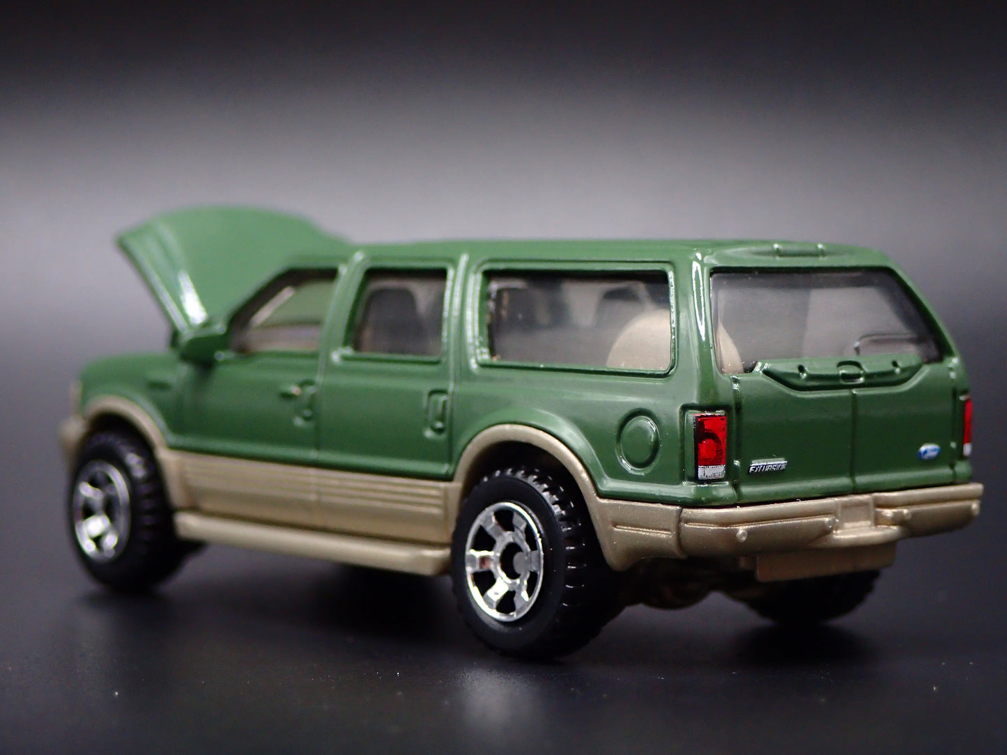 2000-2005 FORD EXCURSION SUV 1/64 SCALE COLLECTIBLE DIORAMA DIECAST MODEL CAR