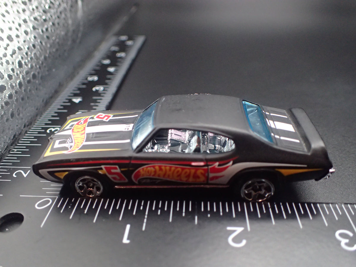 1969 69 PONTIAC GTO BLACK 1:64 SCALE COLLECTIBLE DIORAMA DIECAST MODEL CAR-Burning Rubber Toy Company