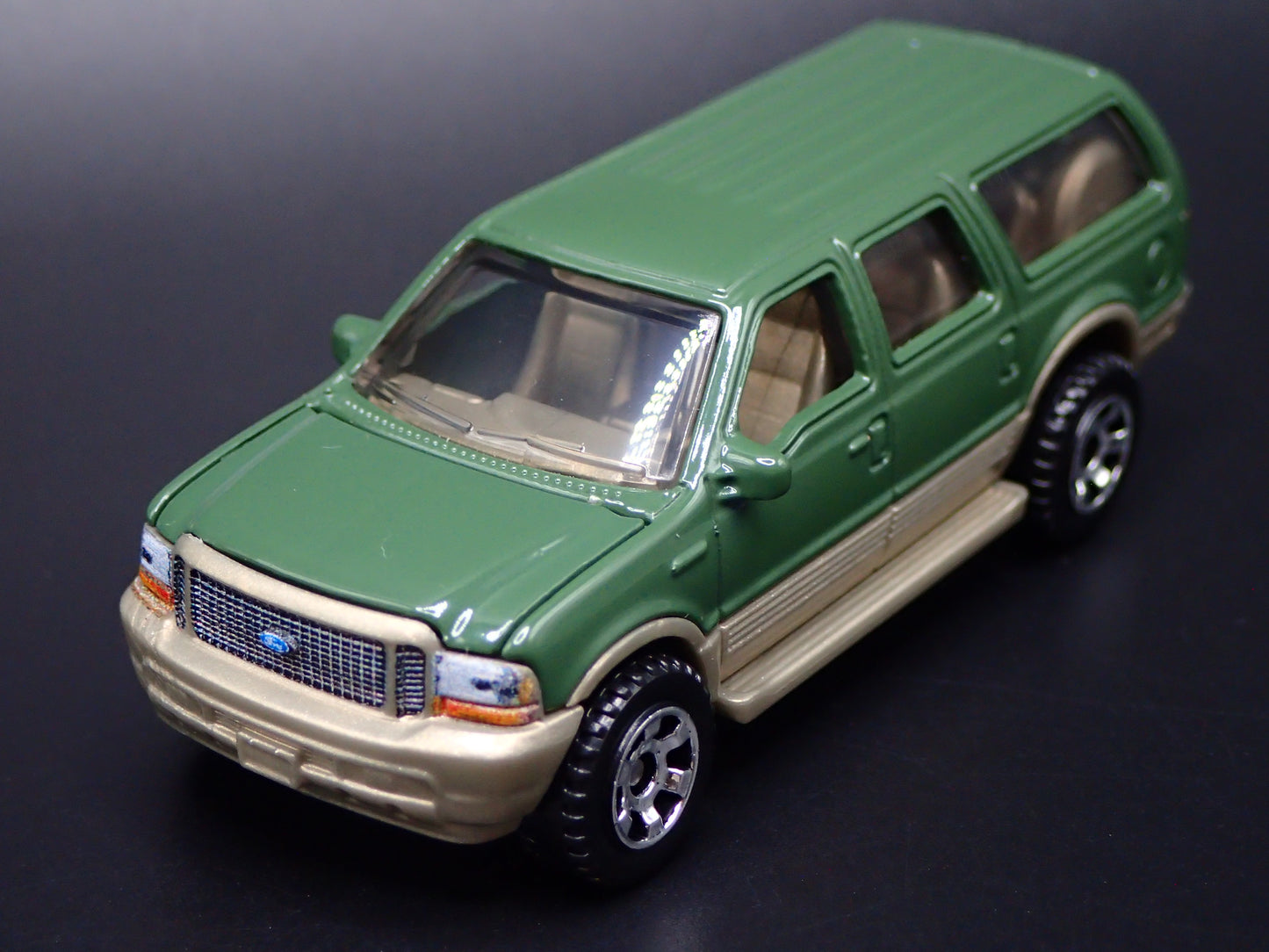 2000-2005 FORD EXCURSION SUV 1/64 SCALE COLLECTIBLE DIORAMA DIECAST MODEL CAR