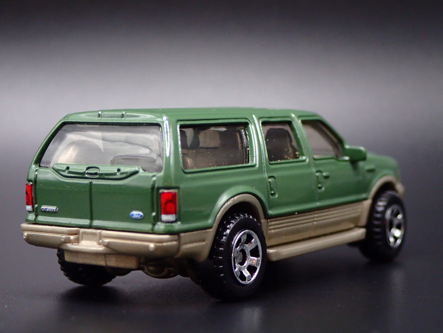 2000-2005 FORD EXCURSION SUV 1/64 SCALE COLLECTIBLE DIORAMA DIECAST MODEL CAR