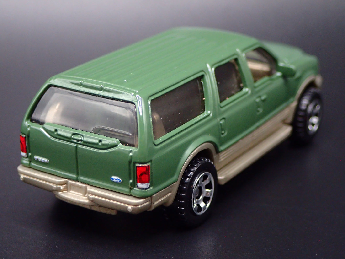 2000-2005 FORD EXCURSION SUV 1/64 SCALE COLLECTIBLE DIORAMA DIECAST MODEL CAR