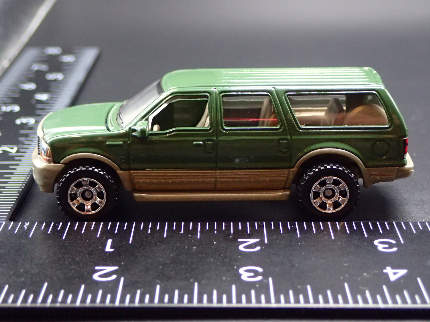 2000-2005 FORD EXCURSION SUV 1/64 SCALE COLLECTIBLE DIORAMA DIECAST MODEL CAR