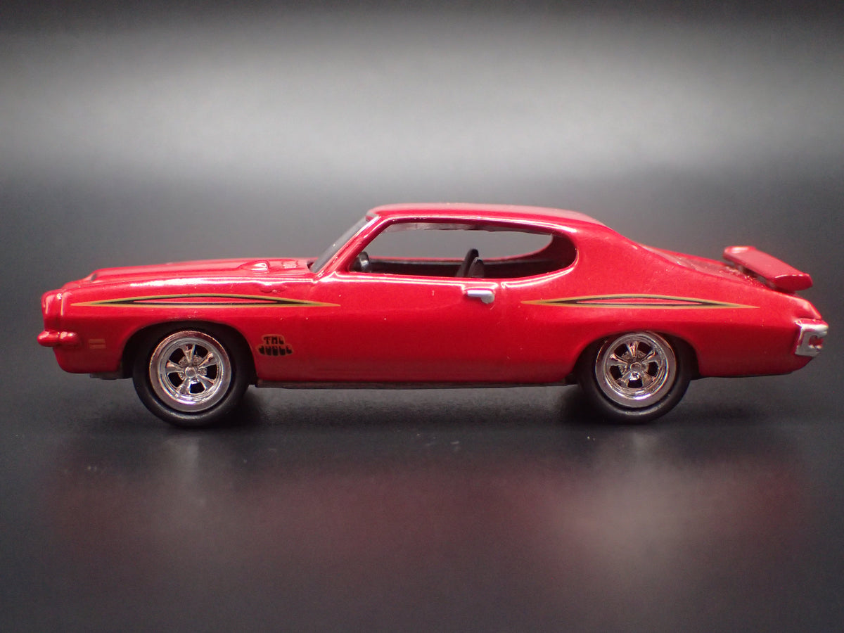 1971 71 PONTIAC GTO RED 1/64 SCALE COLLECTIBLE DIORAMA DIECAST MODEL CAR