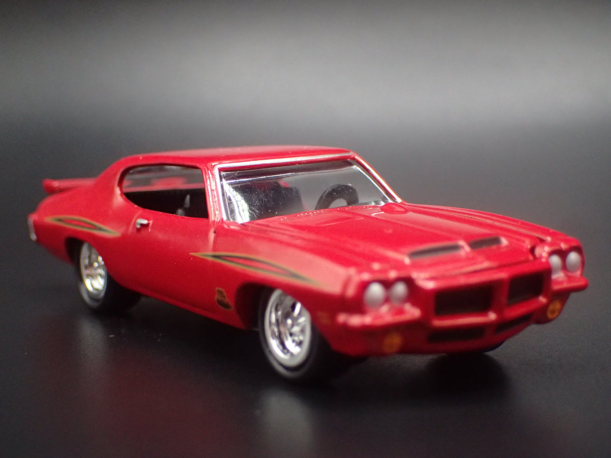1971 71 PONTIAC GTO RED 1/64 SCALE COLLECTIBLE DIORAMA DIECAST MODEL CAR