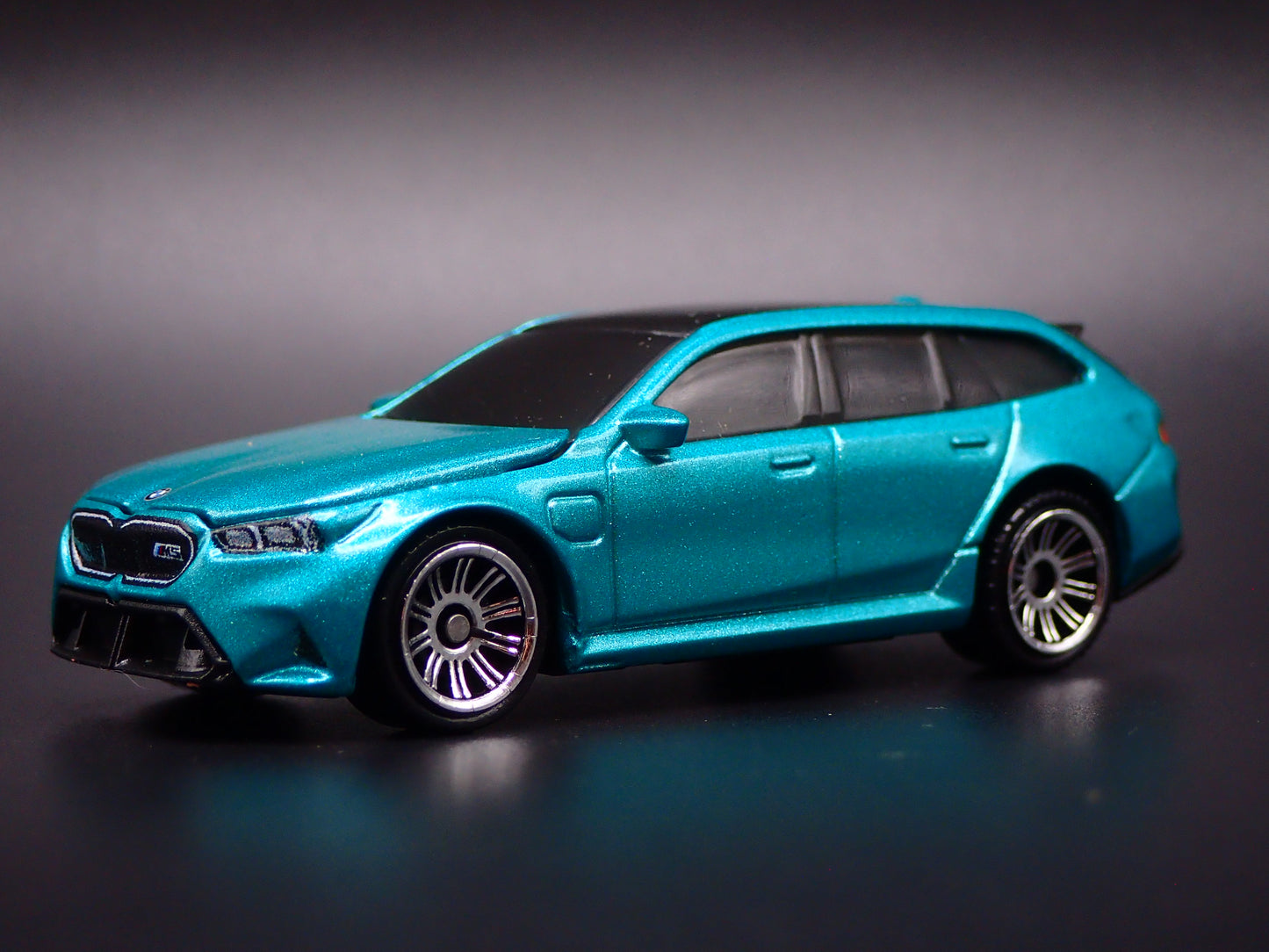 BMW M5 TOURING STATION WAGON GREEN 1/64 SCALE DIORAMA DIECAST MODEL CAR
