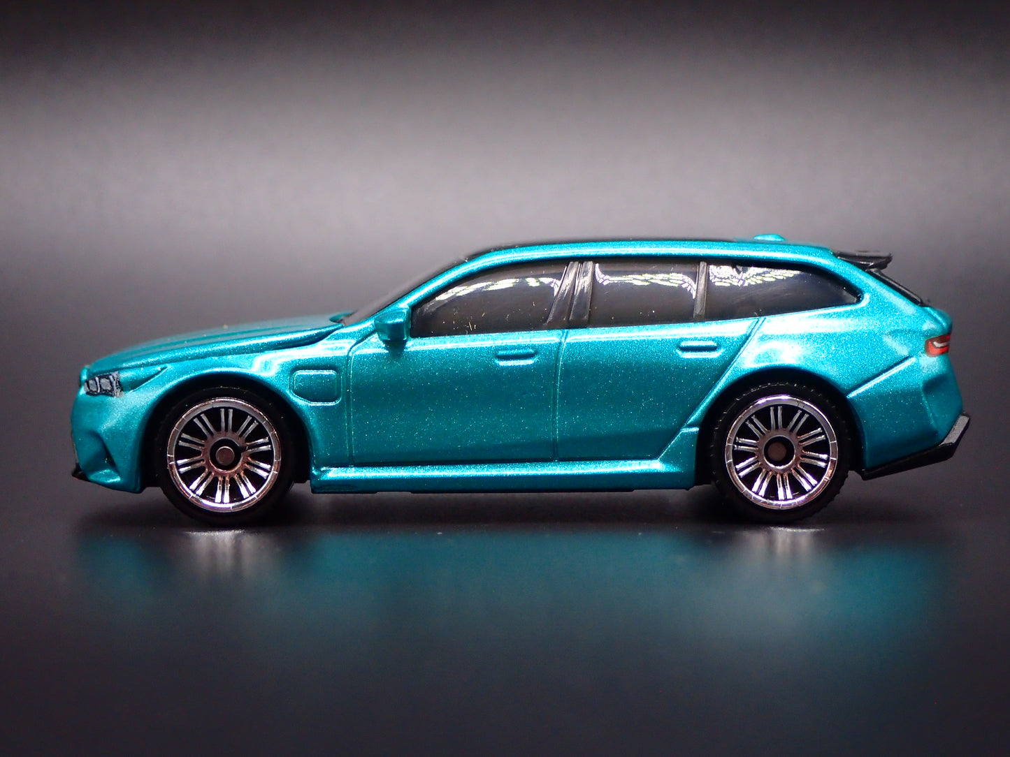 BMW M5 TOURING STATION WAGON GREEN 1/64 SCALE DIORAMA DIECAST MODEL CAR