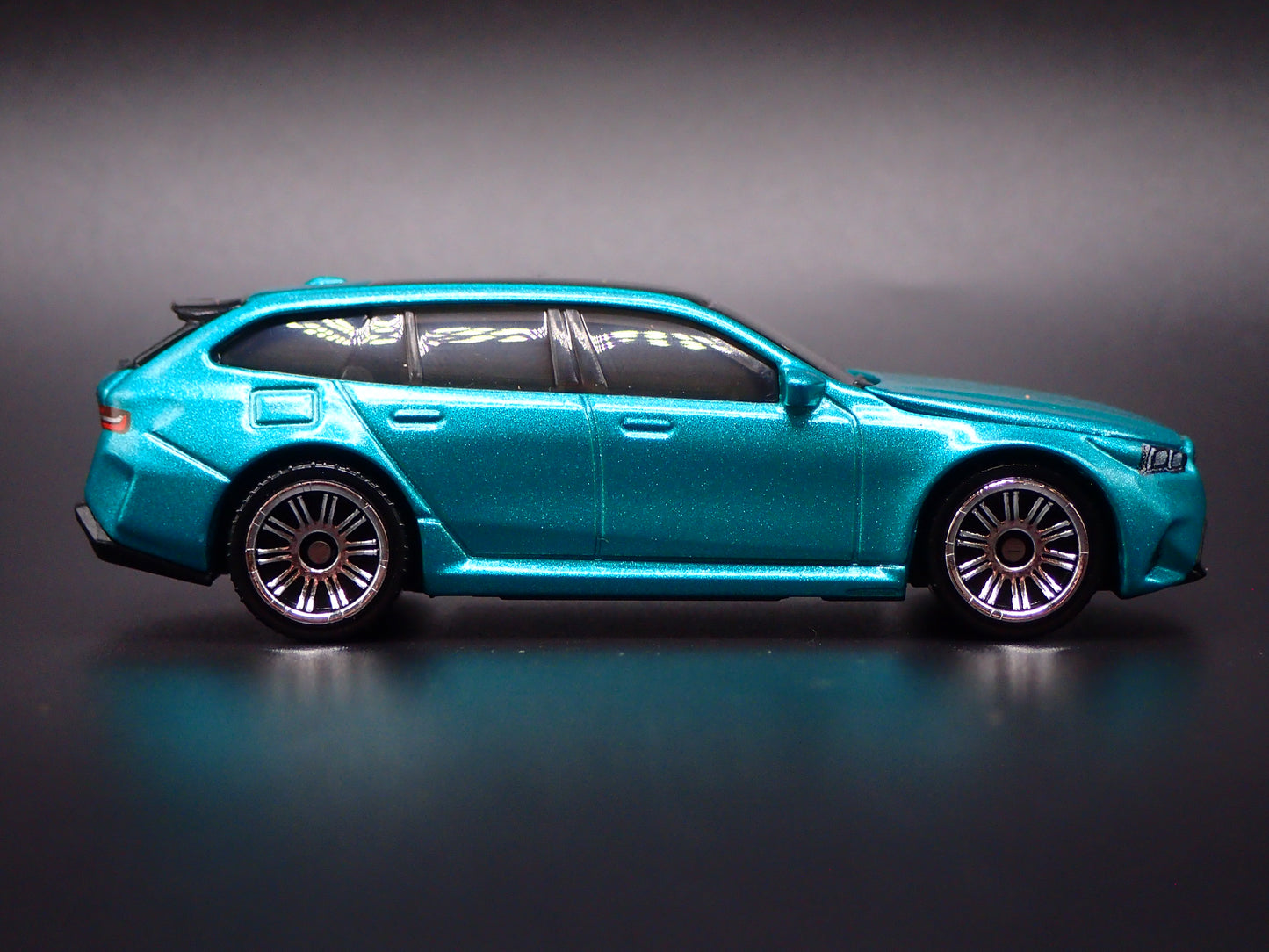 BMW M5 TOURING STATION WAGON GREEN 1/64 SCALE DIORAMA DIECAST MODEL CAR