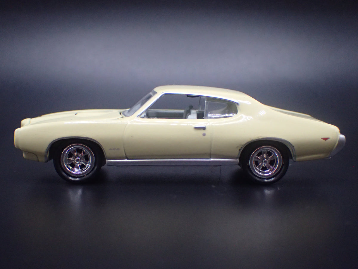 1969 69 PONTIAC GTO YELLOW WHITE LIGHTINING 1/64 SCALE COLLECTIBLE DIECAST MODEL CAR