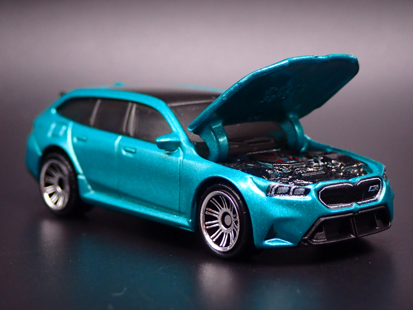 BMW M5 TOURING STATION WAGON GREEN 1/64 SCALE DIORAMA DIECAST MODEL CAR
