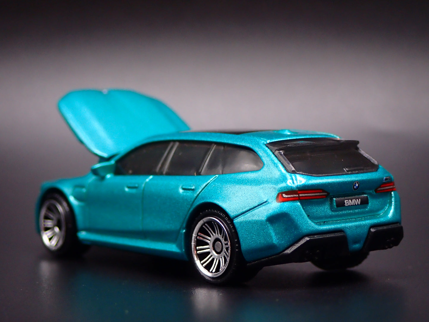 BMW M5 TOURING STATION WAGON GREEN 1/64 SCALE DIORAMA DIECAST MODEL CAR