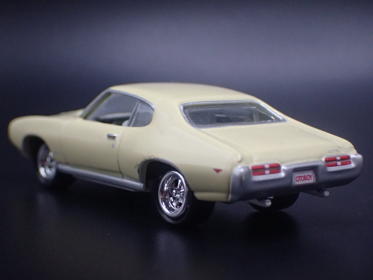 1969 69 PONTIAC GTO YELLOW WHITE LIGHTINING 1/64 SCALE COLLECTIBLE DIECAST MODEL CAR