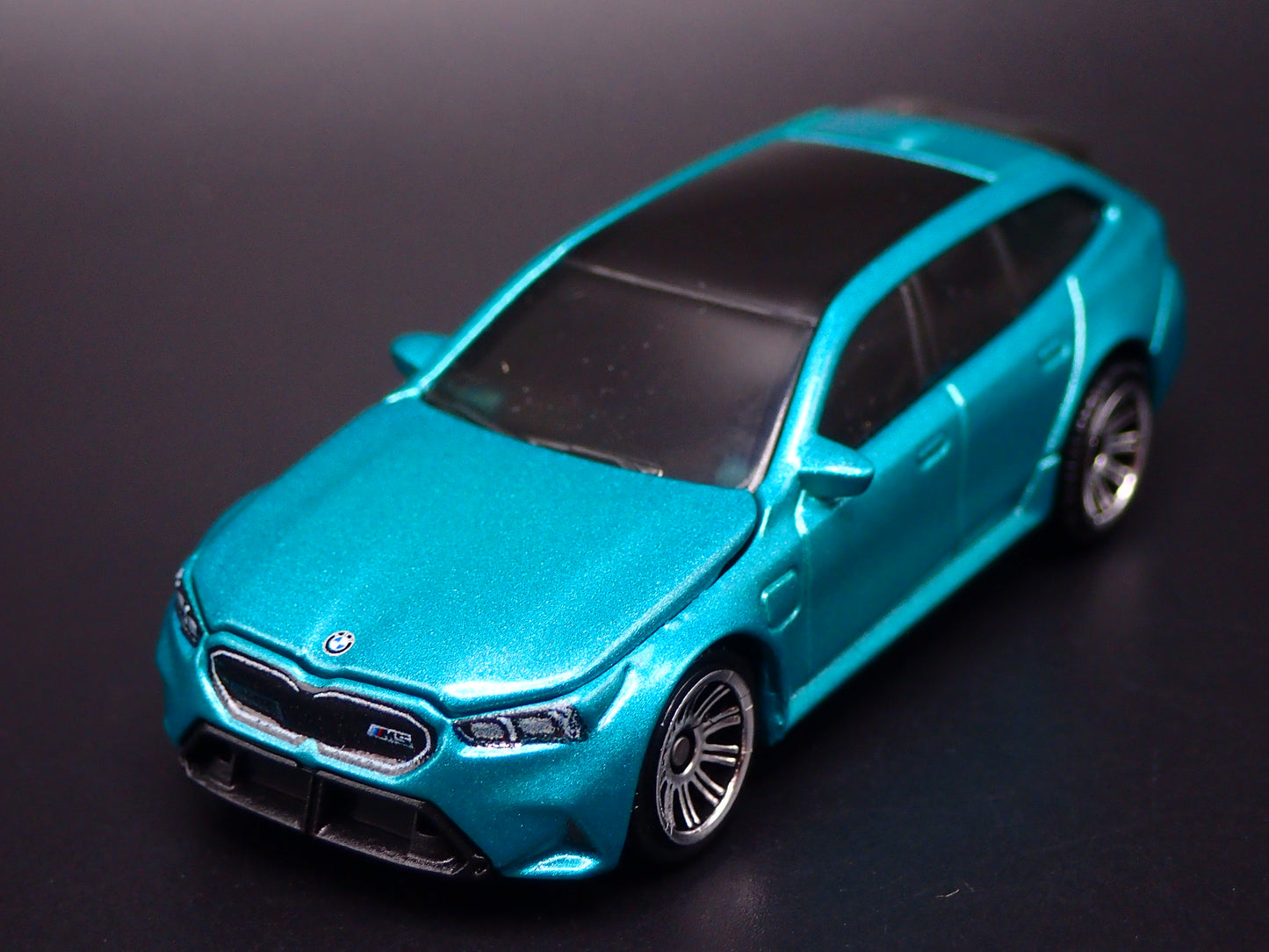 BMW M5 TOURING STATION WAGON GREEN 1/64 SCALE DIORAMA DIECAST MODEL CAR