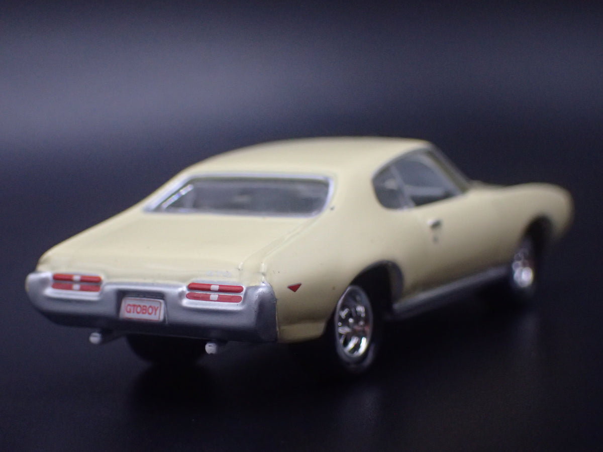 1969 69 PONTIAC GTO YELLOW WHITE LIGHTINING 1/64 SCALE COLLECTIBLE DIECAST MODEL CAR