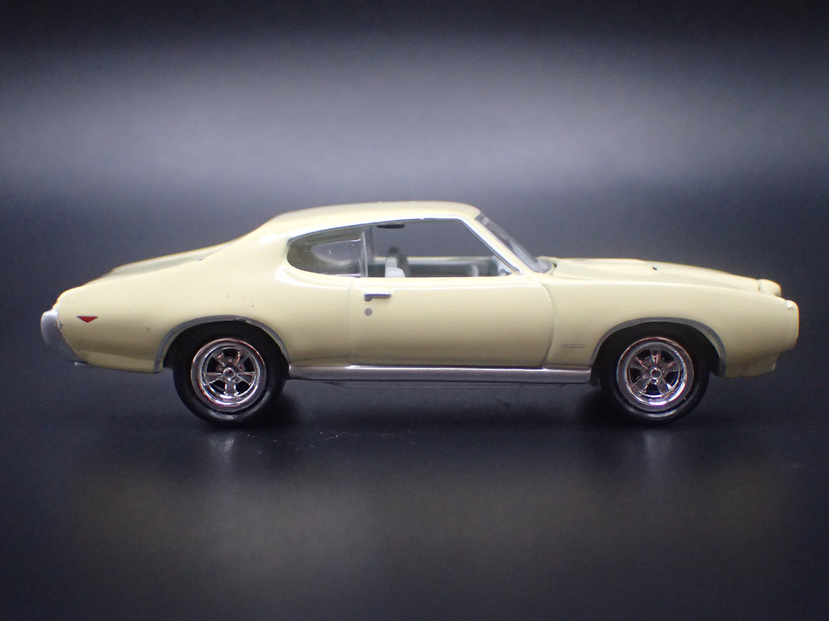 1969 69 PONTIAC GTO YELLOW WHITE LIGHTINING 1/64 SCALE COLLECTIBLE DIECAST MODEL CAR