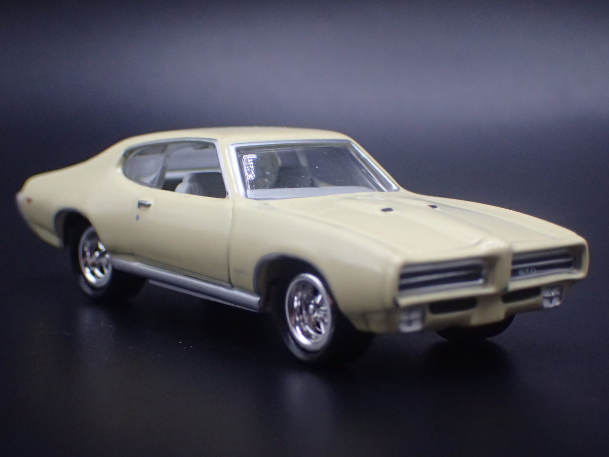 1969 69 PONTIAC GTO YELLOW WHITE LIGHTINING 1/64 SCALE COLLECTIBLE DIECAST MODEL CAR