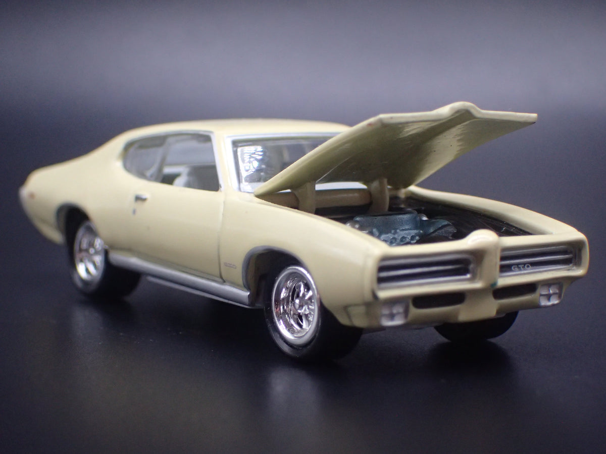 1969 69 PONTIAC GTO YELLOW WHITE LIGHTINING 1/64 SCALE COLLECTIBLE DIECAST MODEL CAR