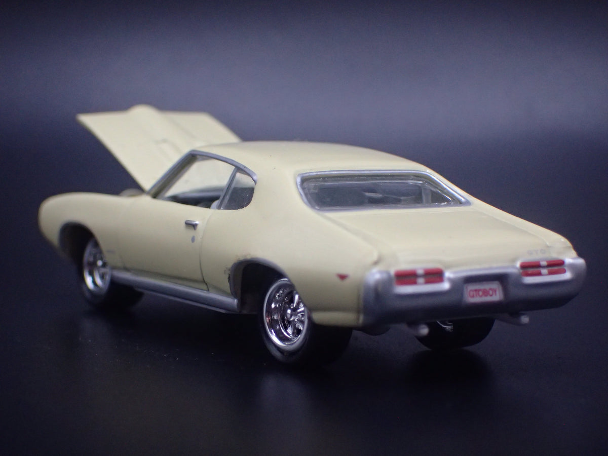 1969 69 PONTIAC GTO YELLOW WHITE LIGHTINING 1/64 SCALE COLLECTIBLE DIECAST MODEL CAR