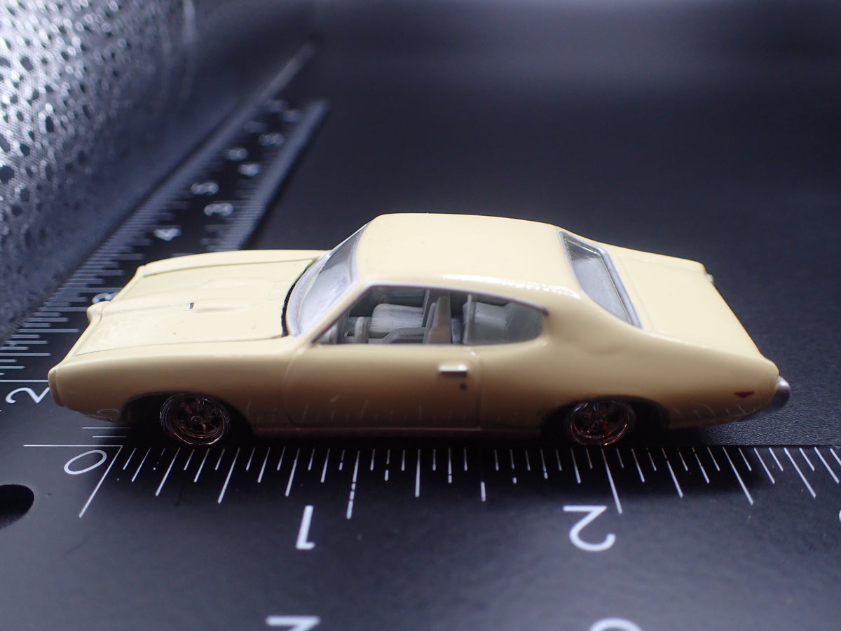 1969 69 PONTIAC GTO YELLOW WHITE LIGHTINING 1/64 SCALE COLLECTIBLE DIECAST MODEL CAR