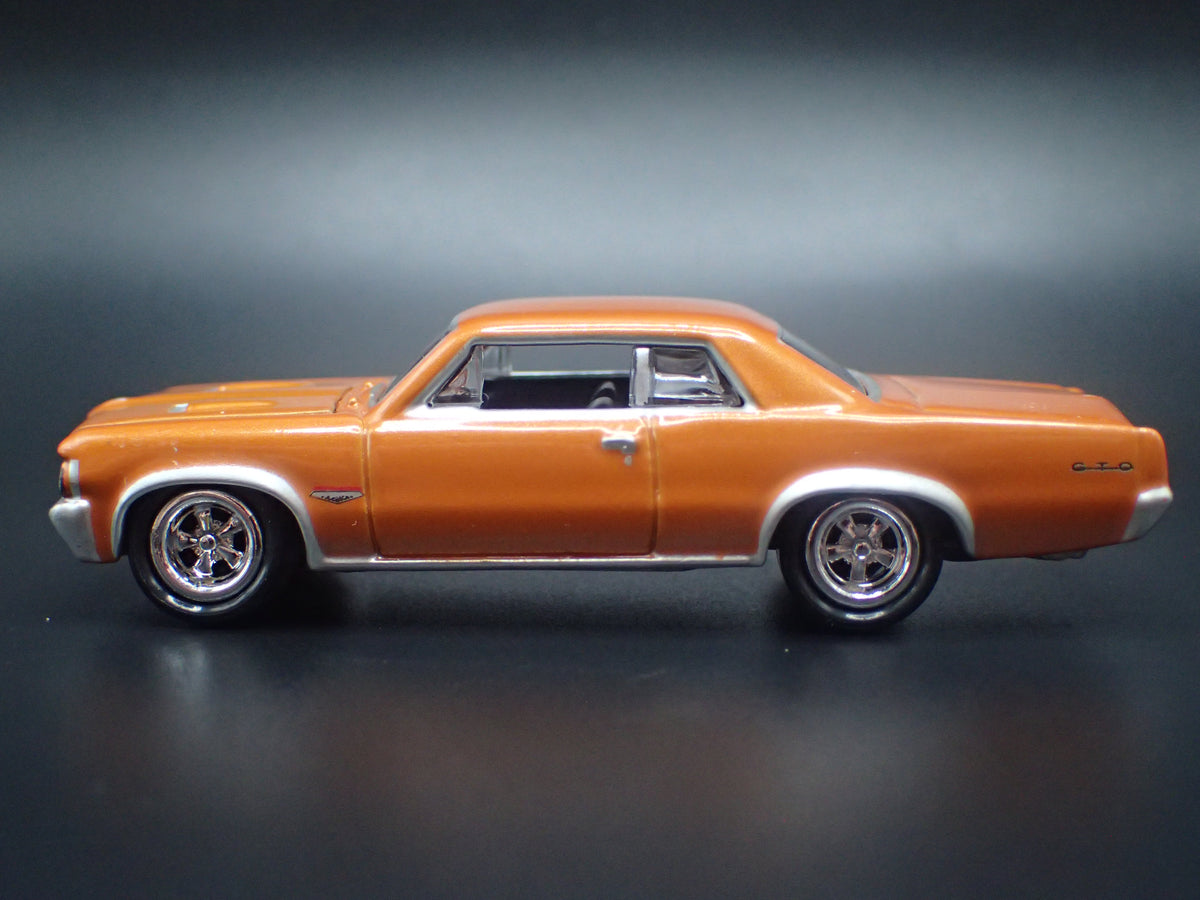 1964 64 PONTIAC GTO BROWN 1/64 SCALE COLLECTIBLE DIORAMA DIECAST MODEL CAR